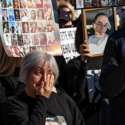 Роднини на загиналите при пожара в Кочани почетоха паметта на жертвите в Кран Монтана