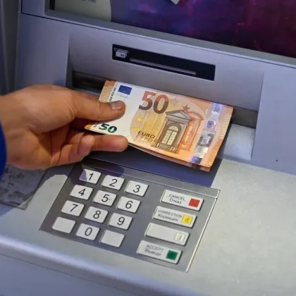 Банкомат пусна бял лист вместо евробанкнота