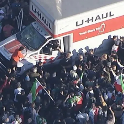 Камион се вряза в тълпа от ирански протестиращи в Лос Анджелис