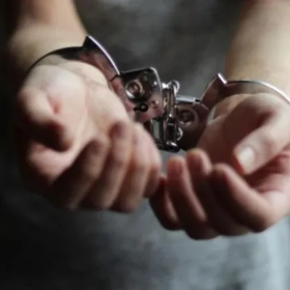 Извършители на две посегателства на чуждо имущество се озоваха в