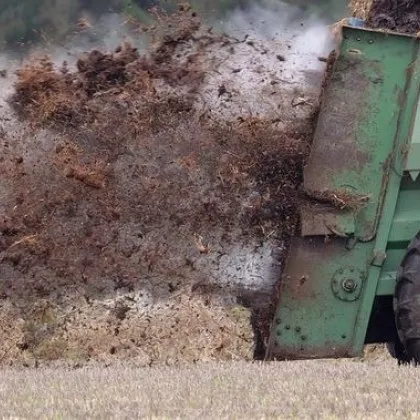 Обвиниха мъж, изхвърлил тор край дома на министър