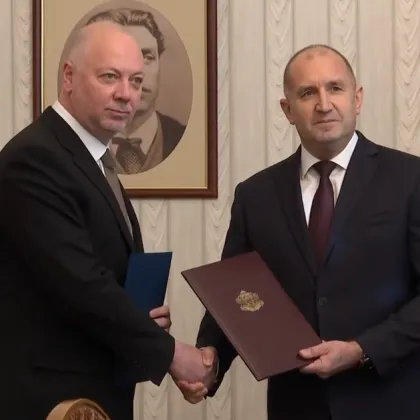 Президентът връчи първия мандат на ГЕРБ-СДС, Желязков го върна веднага ВИДЕО