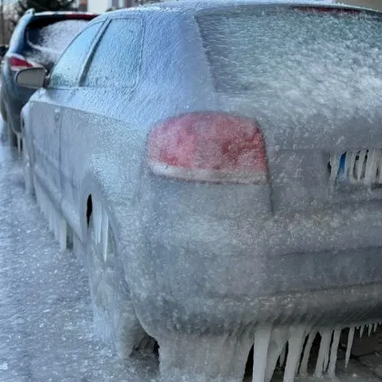 Софийският студ превърна кола в ледена скулптура СНИМКА