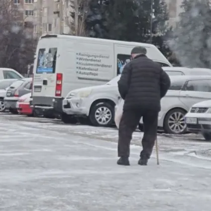 ВИДЕО показа "борбата" на столичанин с бастун със заледен тротоар