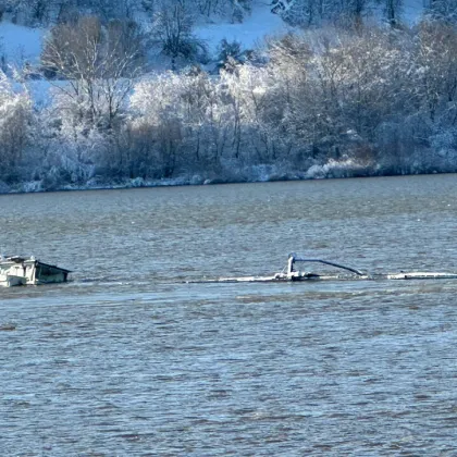 Баржа натоварена с 1133 тона азотни химически торове потъна напълно