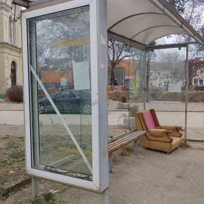 Кой каза че чакането на спирка трябва да е неудобно