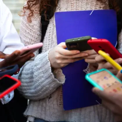 Великобритания обмисля забрана на социалните мрежи за деца под 16 години