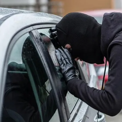 Внимание, Сливен! Мъж с фенер оглежда паркирани коли