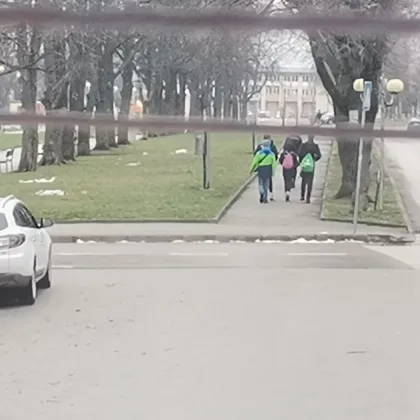 Жителка на Враца: Млади футболисти хвърляха топки по прозорците ни