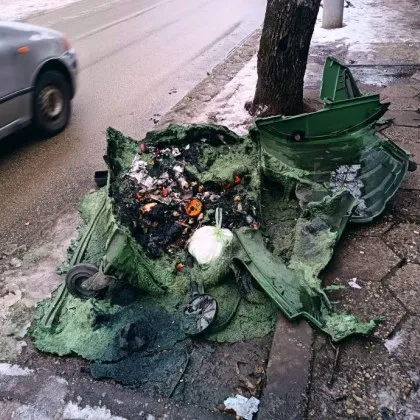 Когато тротоарът е лед, а институциите &ndash; в дълбок сън, Плевен пали контейнерите