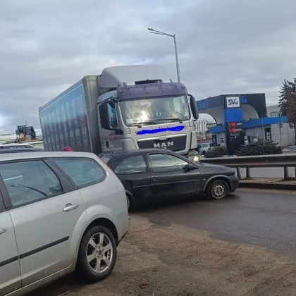 Кола и камион се блъснаха в София СНИМКИ