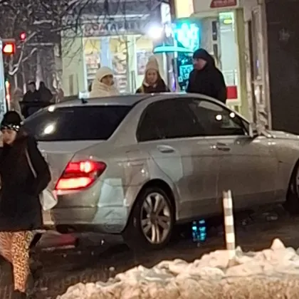 Кола се качи на тротоар след удар с друг автомобил в Русе