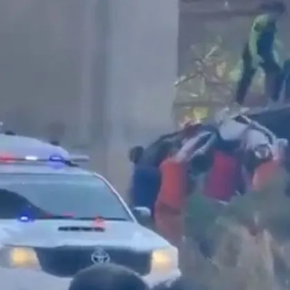 Кран рухна върху влак, загинаха 19 души ВИДЕО