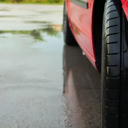 Летни гуми и лед: Кола помете пешеходка в Благоевград