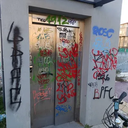 Превърнаха асансьор за майки и инвалиди в кенеф СНИМКИ