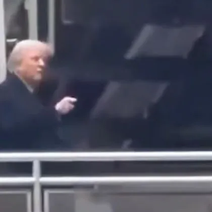 Тръмп показа среден пръст на работник ВИДЕО