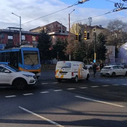 Трамвай задра жестоко кола в столицата СНИМКИ