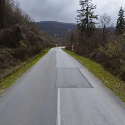 Внимание, шофьори! Стесняват платното на път I-1 при Ботевград