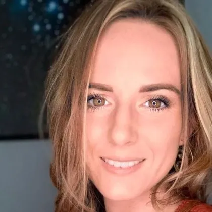 Жена сменя кариерата си, за да поддържа редовен контакт с извънземни