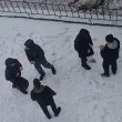 &bdquo;Забавление" на ръба: ученици в Плевен замерят хора и коли със снежни топки ВИДЕО