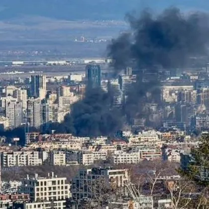 Голям пожар е избухнал преди минути в София алармират граждани Гъст