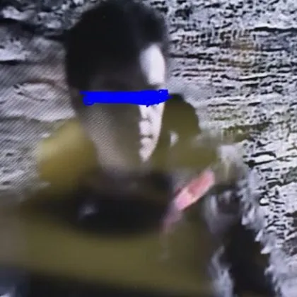 Млад мъж проникна в блок, издирват го