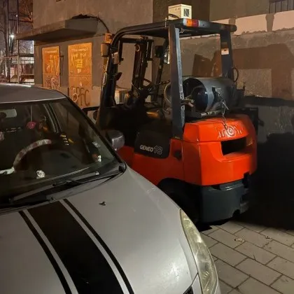 Мотокар "превзе" тротоар в Пловдив СНИМКИ