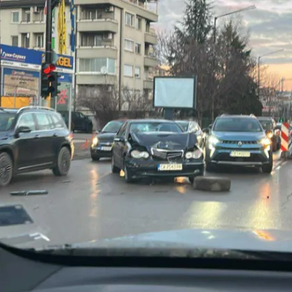 Катастрофа стана тази сутрин в София Най малко два леки автомобила