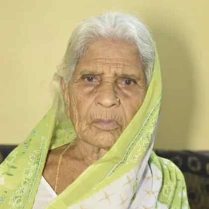 В Индия роднини се готвели да погребат възрастна роднина когато тя