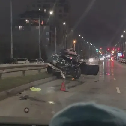 Автомобил се размаза на столичен булевард, помля и други ВИДЕО