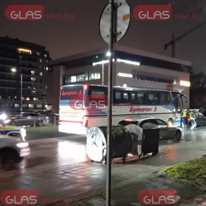 Катастрофа между автобус и две коли е станала на пловдивския