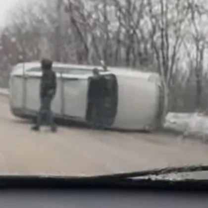 Кола се обърна на изхода на Плевен ВИДЕО