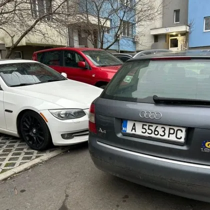 "Явно не им пука": Ауди блокира паркирани коли, дама се чуди как да се справи