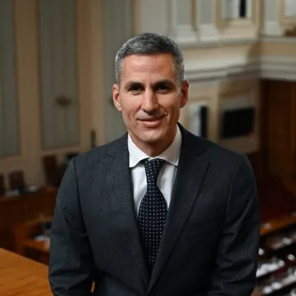 Съгласно Конституцията президентът който и да е той трябва да