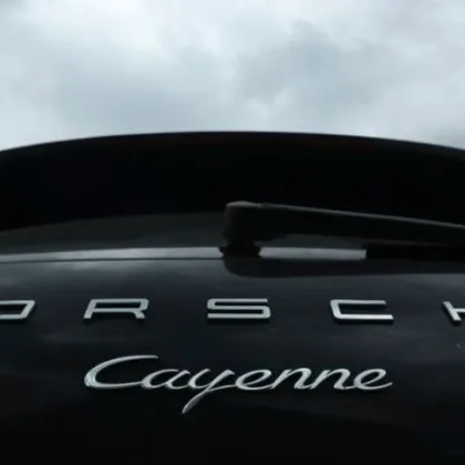 Украински &bdquo;бежанец" в Швейцария се оказа с Porsche и сметка за връщане