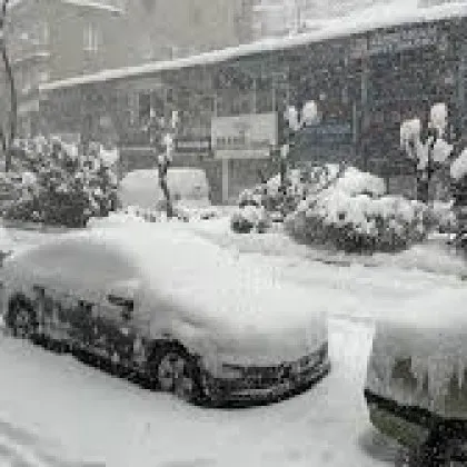 В неделя следобед снеговалежи засегнаха по голямата част от Истанбул Снеговалежите