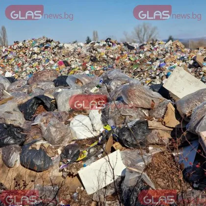 Нерегламентирано сметище "цъфна" в столичен квартал СНИМКИ