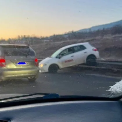 Кола "кацна" на мантинела в София СНИМКА