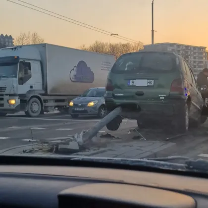 Лек автомобил сътвори зрелищна катастрофа във Варна рано тази сутрин