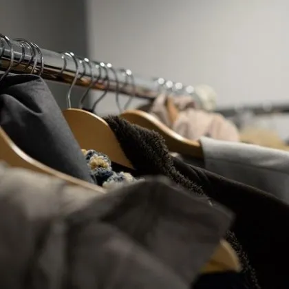 Отмъкнаха 10 000 лева от пенсионер, държал ги на закачалка