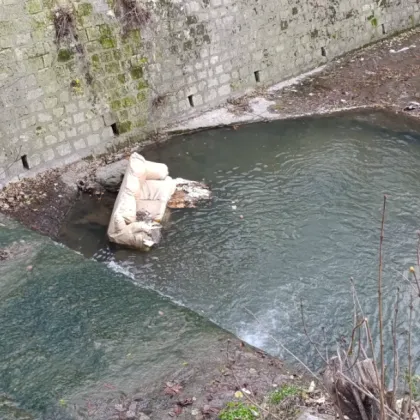 Върхът на безхаберието: Диван се появи в канал във Варна СНИМКИ
