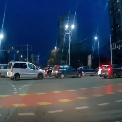 Зелен светофат, но блокиран: Шофьори задръстват кръстовище в Пловдив ВИДЕО