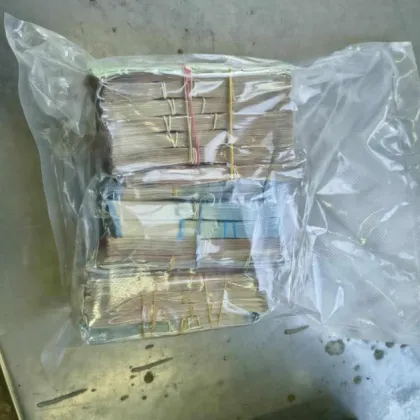 Служители на ГДБОП задържаха двама български граждани установени да пренасят