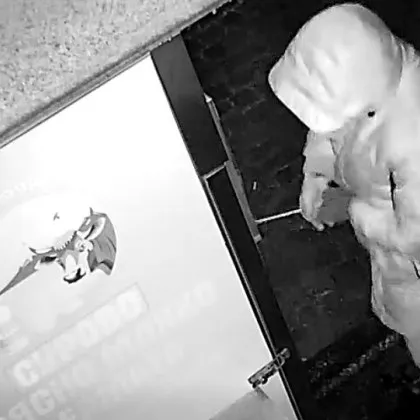 Нагъл апаш разби вендинг машина, заличи следите си със сняг ВИДЕО