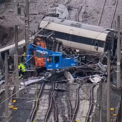 Пътнически влак дерайлира в Испания рано тази сутрин загинал е