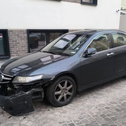 Шофьор откри колата си помляна, потърси Неволята СНИМКИ