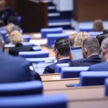 В първия работен ден за седмицата на парламента в предварителната