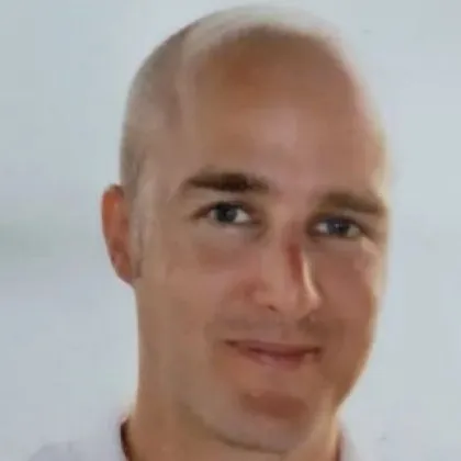 Трима тийнейджъри са изправени пред съда във Великобритания по обвинение