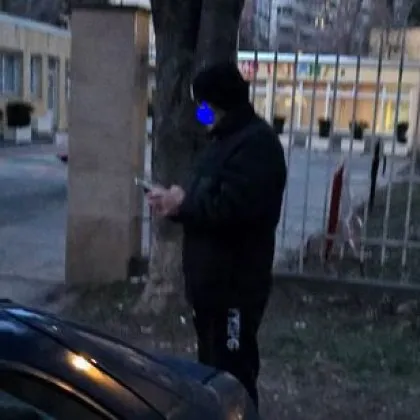 Внимавайте! Подозрителни мъже обикалят коли край детска градина, майка е ограбена