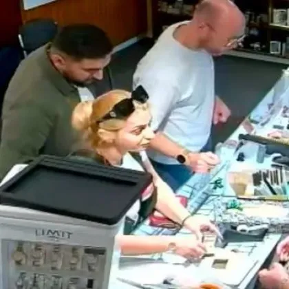 Дръзка кражба: Отмъкнаха пръстен за  6000 паунда пред очите на бижутер